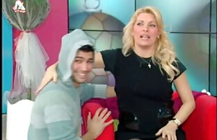 वर्जिन खुद का आनंद ले रहे कैमरे पर सेक्सी पिक्चर फुल एचडी में एक सेक्स मशीन और हाथ के साथ
