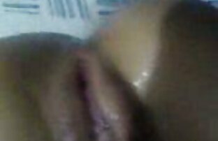 एक आदमी के साथ गुदा सेक्स सोफे पर पंप किया जा हिंदी में सेक्सी वीडियो मूवी रहा है