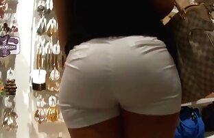 XXX काले चश्मे के साथ एक हिंदी सेक्सी वीडियो मूवी आदमी सोफे पर